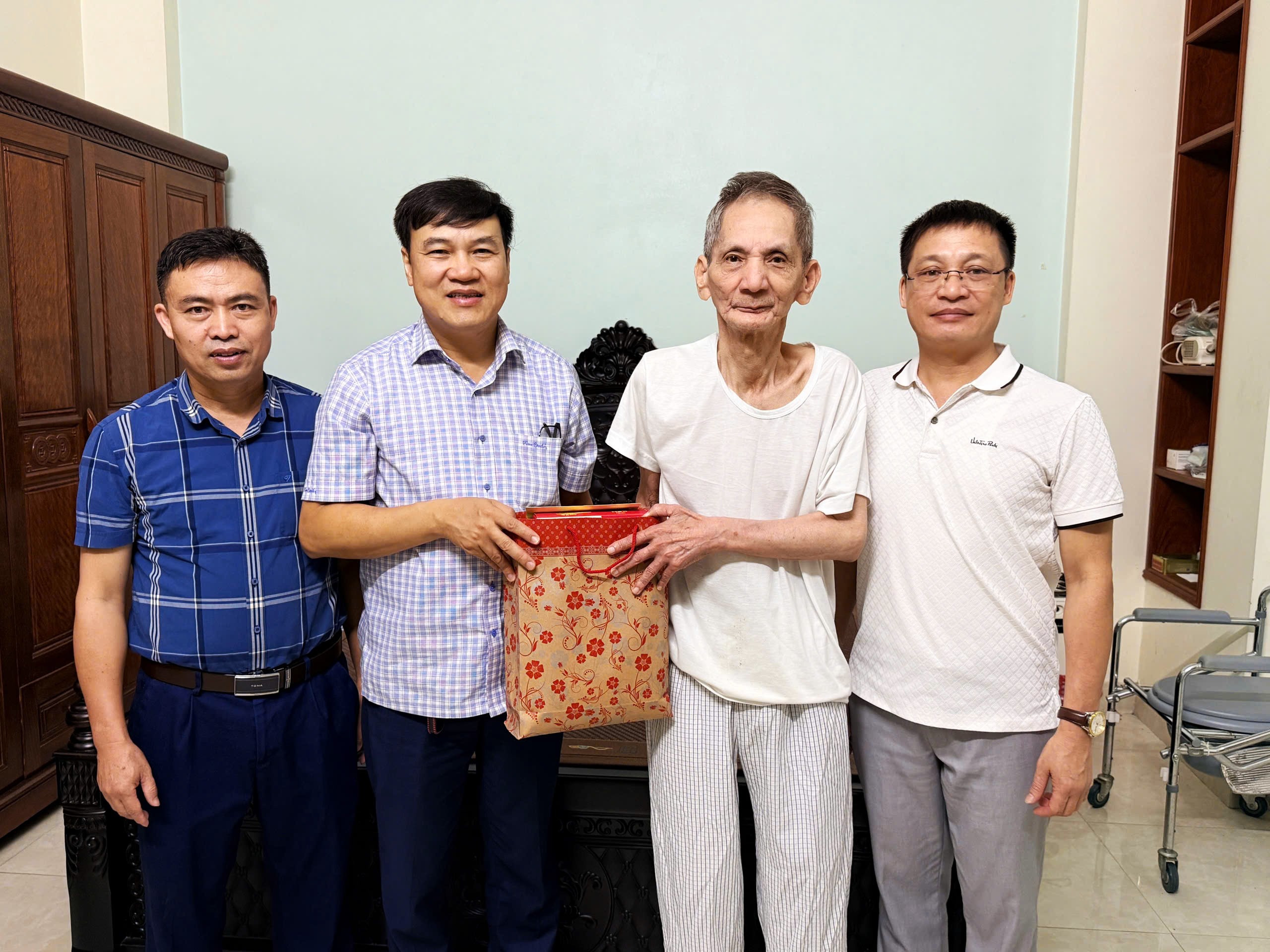 Thống kê tỉnh Bắc Ninh thăm, tặng quà tri ân gia đình người có công với cách mạng nhân kỷ niệm Ngày Thương binh - Liệt sĩ