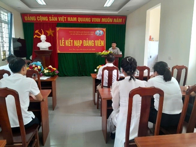 Thường trực Đảng ủy Thống kê tỉnh dự sinh hoạt chi bộ tại cơ sở